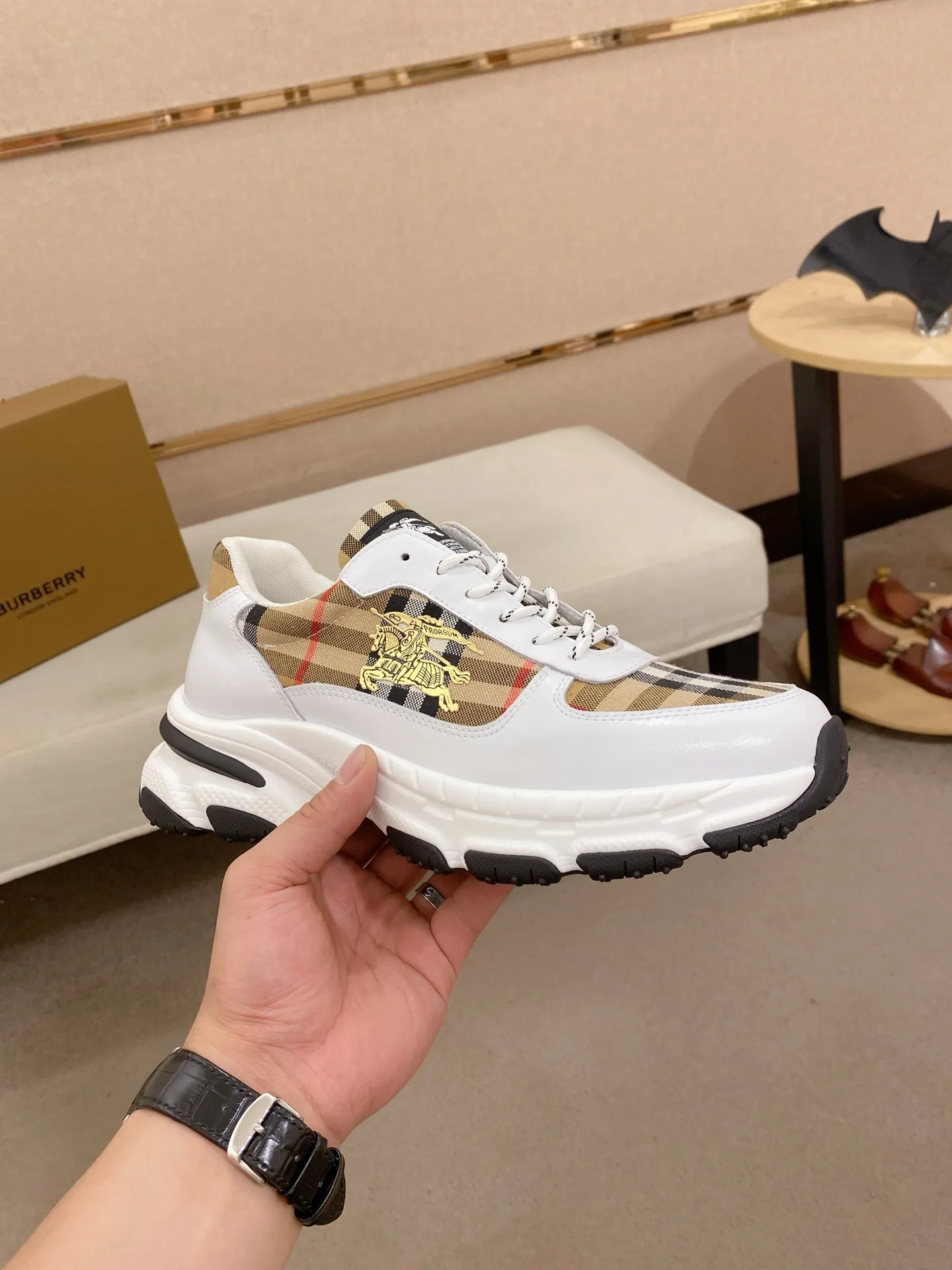 Men's shoes: 442💰🇮🇹🇮🇹The counters are synchronized with BURBERRY's top purchasing agents🔍🔍Synchronized sales. Positive code number: 38-44 Italian imported first-layer cowhide leather with fabric. Fully imported sheepskin lining, sole: the original sole is specially provided by the original factory, the exclusive movable molded sole is super comfortable, the original factory follows the order, 🔍🔍high quality, you can go in and out of the counter at will, welcome to compare. Can be customized. 45 non-refundable!